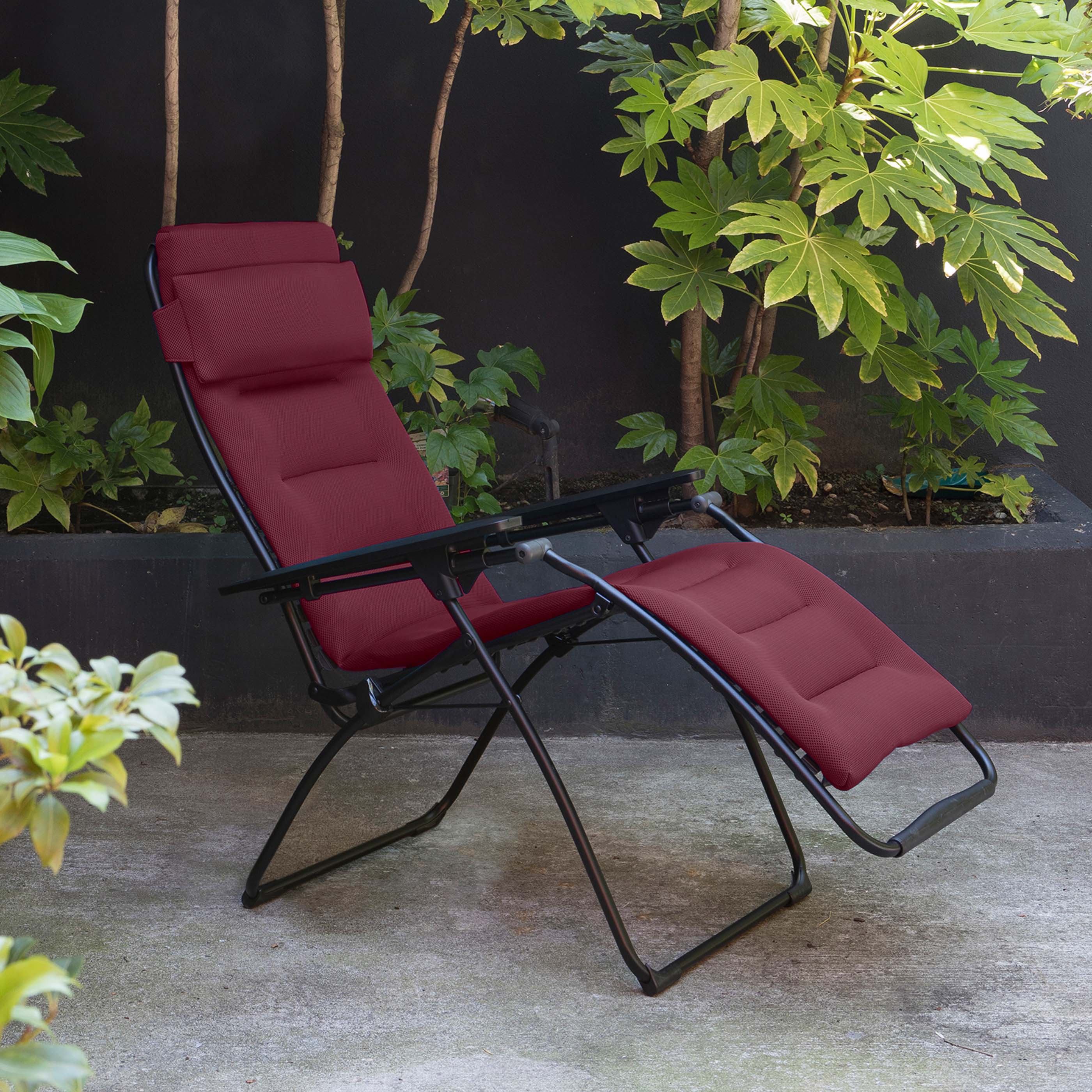 reclining chair futura air comfort bordeaux tubing black | LAFUMA